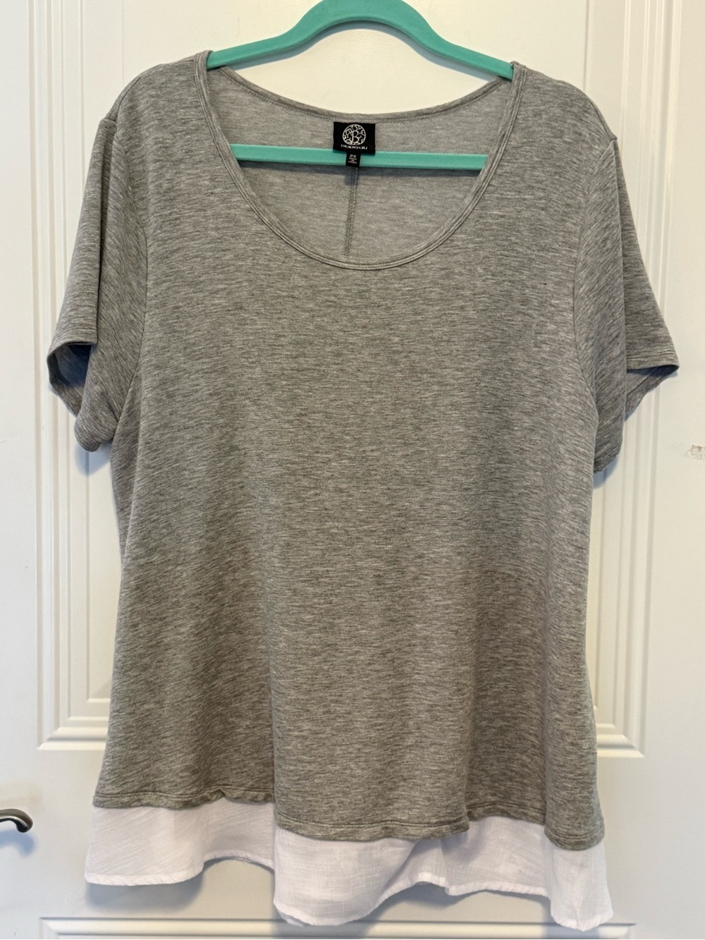 bobeau Gray Short Sleeve Scoop Neck Top and adorable back detailing! NWOT